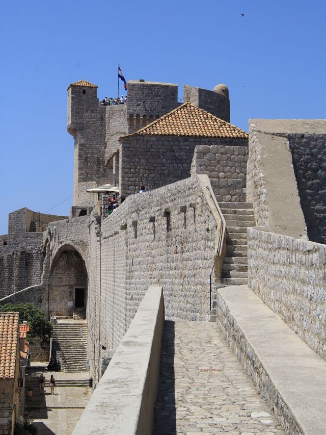 City wall and the Adriatic Sea in Dubrovnik 🇭🇷 