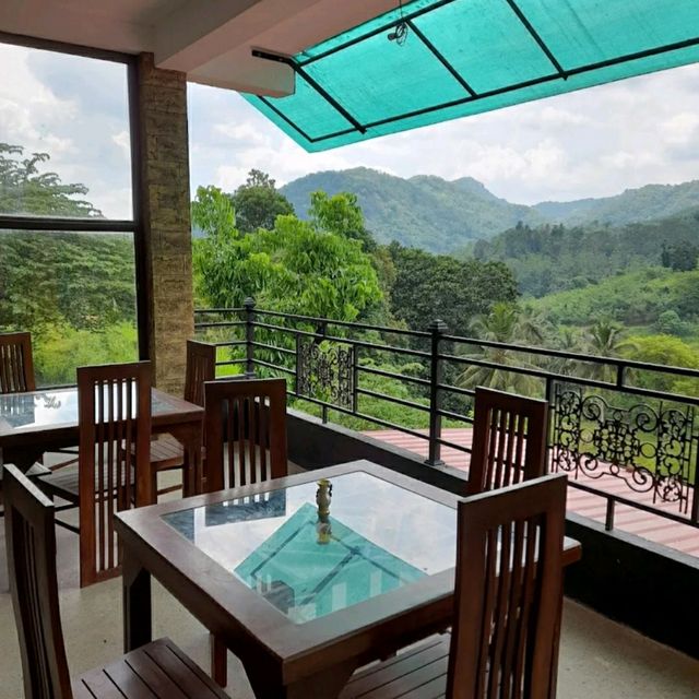 අලුත් දේ අරගෙන අපේ දේ රැකගෙන