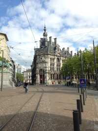 Antwerp is the city of the thrown hand. 