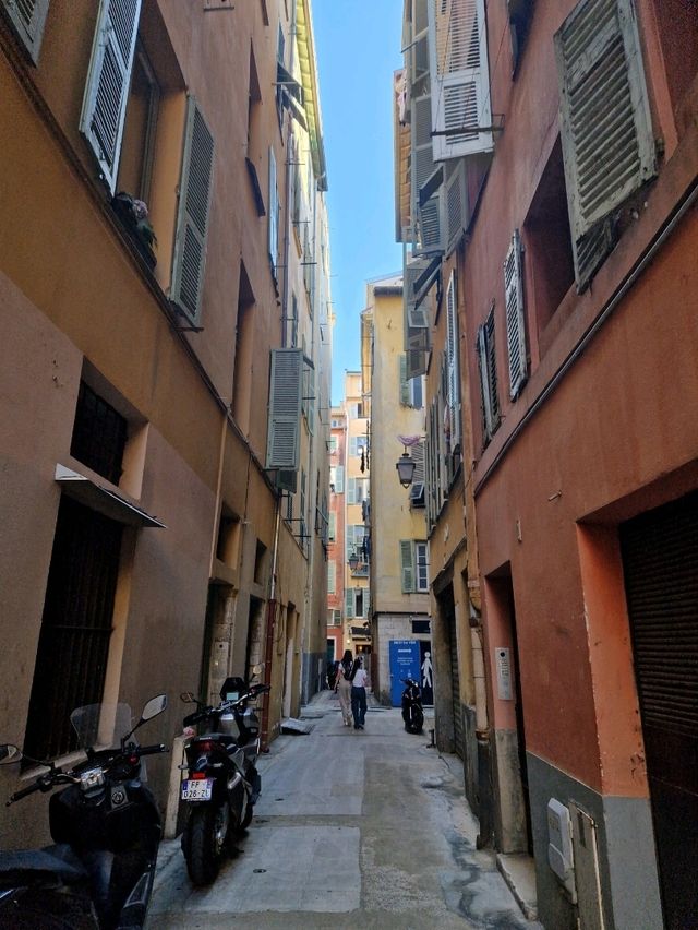 Get lost in the steets of old town Nice 🌐🧭