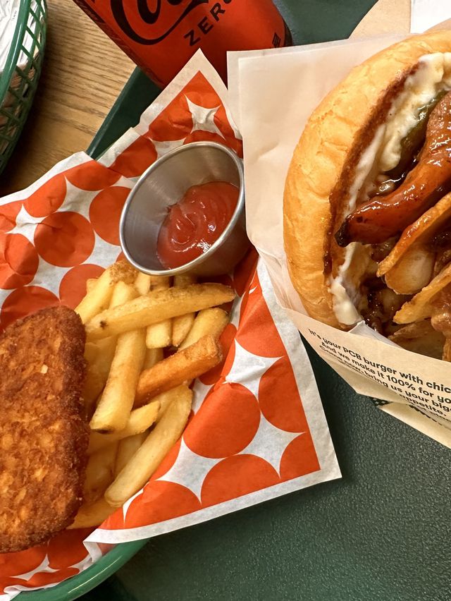 Life changing chicken burgers in Seoul 🍔 🥤