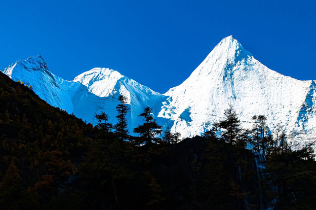 端莊秀美的神山 — 央迈勇