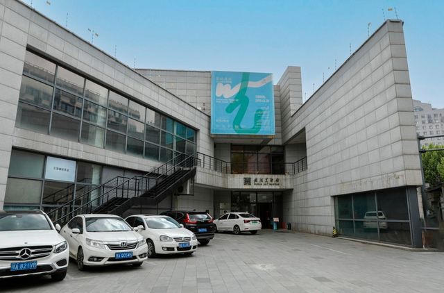 武漢 是離 長沙 最近的省會城市，高鐵2個小時就能到達，方便快捷