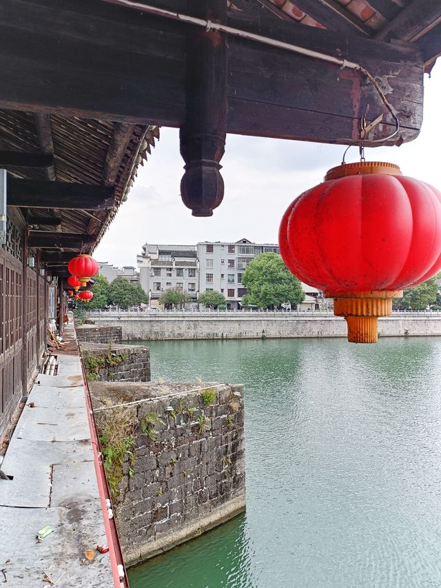 芷江龍津橋，全橋身用杉木卯眼相接，未用任何鐵釘鐵器，歷史上一直是湘黔公路的要塞，史稱“三楚西南第一橋