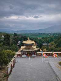 指雲寺位於拉市海旁，是麗江五大寺之一