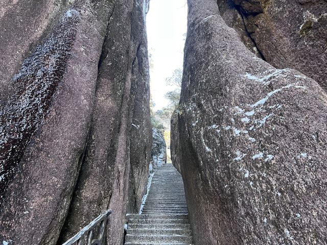 駕駛在蜿蜒山路上，前方就是三清山！