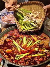 Listen to the locals of Dujiangyan! After visiting the Nanqiao, go eat at this spicy hot pot restaurant!