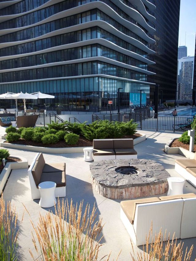 🌟 Chicago Gems: Radisson Blu Aqua's Charm 🏙️✨