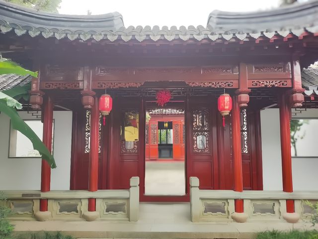 青浦大觀園係一座大型仿古園林建築，位於青商公路701號，坐落於淀山湖兩側，距離上海市中心六十五公里。