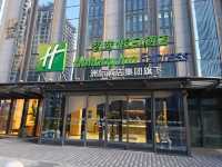 商務旅客或重遊客可考慮，長春生態廣場智選假日酒店。