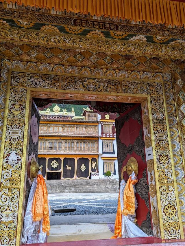 嘎丹桑批羅布岭寺：康巴藏區的佛教藝術殿堂。
