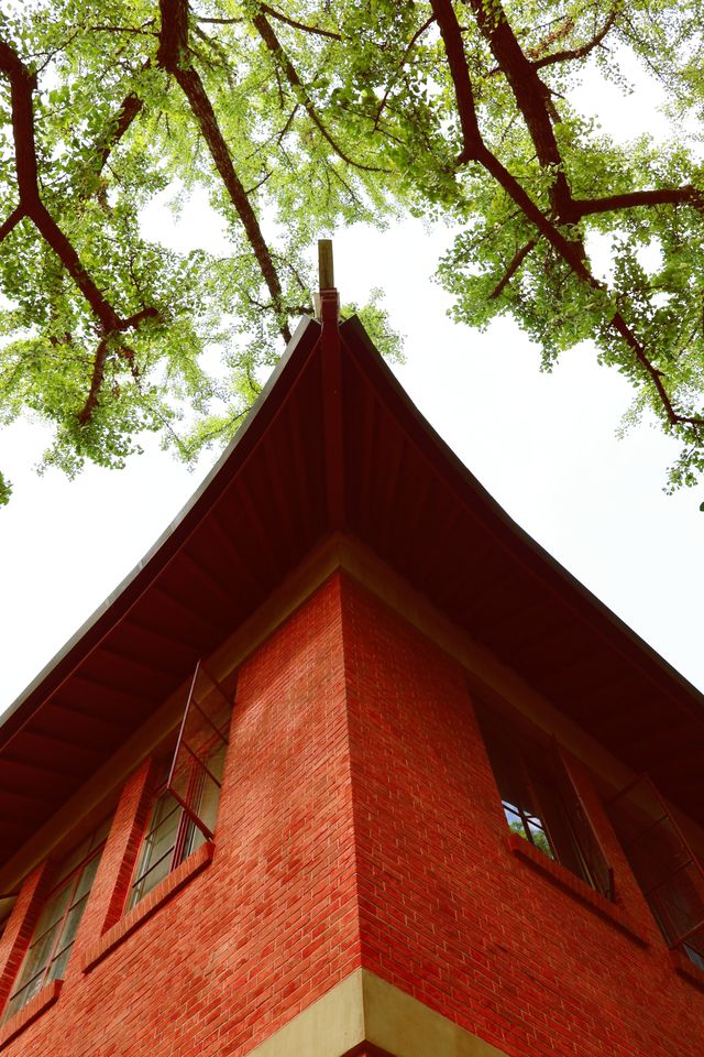 一座堪稱歷史建築博物館的大學。