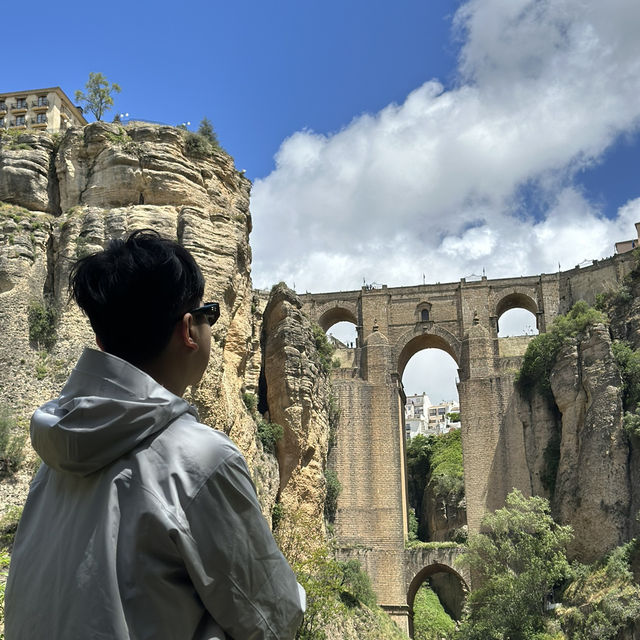  Title: Ronda: A Timeless Jewel Suspended in the Sky ✨🌉
