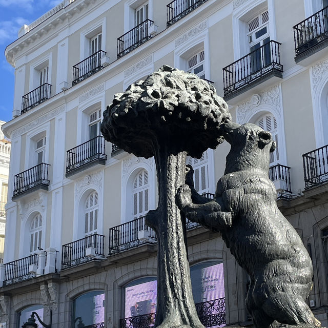 Madrid: Where Royal Elegance Meets Vibrant Street Life 👑🌇