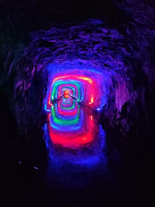 Tianguo Cave||||Enter the colorful world of ice powder