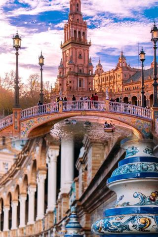 In the soft time of Seville, meet the Plaza de España