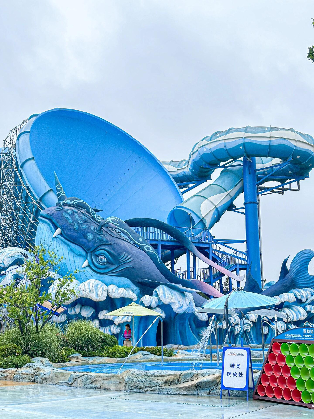 #水上樂園 特登揀咗陰雨天去玩，唔使擔心曬傷，仲唔使人迫人，呢個玩水新方式真係絕了！一個鐘內瘋狂刷完所有項目，「鯤鵬風暴」連玩四轉爽到飛起，呢先係夏天正確嘅打開方式！

📍 打卡攻略
樂園：武漢瑪雅海灘水公園
地址：武漢市武昌區東湖生態旅遊風景區歡樂大道196號
交通：自駕導航直達；搭地鐵4號線到仁和路站D出口，轉乘接駁車就到

🎢 必玩項目紅黑榜
✅ 鯤鵬風暴：樂園人氣王！左右兩邊滑道任選，右邊旋轉落差更大，失重感爆棚，玩到停唔到！
✅ 噗通：隱藏寶藏項目！看似普通嘅小滑道，衝落去水花飛濺超級解壓，小朋友都啱玩～
✅ 造浪池+電音派對：7-8月限定「奇幻火星音樂節」！夜晚8點音浪夾雜浪花，熒光舞台超震撼！
❌ 超級大喇叭：排隊人太多，想挑戰刺激可以試，親子家庭建議避開高峰

👨👩👧👦 親子友好Tips
✔️ 陰雨天或工作日人少，熱門項目唔洗排隊，輕鬆實現「無限刷」！
✔️ 樂園有親子更衣室，仲有熱水淋浴同嬰兒護理台，超貼心～
✔️ 必帶物品：泳衣、拖鞋、防水袋（園區賣20蚊/個）、浴巾
✔️ 美食推薦：「瑪雅美食街」有武漢熱乾面、烤腸，價錢合理

💡 慳錢小技巧
▪️ 提前喺官方公眾號買飛，比現場平30蚊！
▪️ 下午4點後入園有「夜場票」優惠，錯峰玩夜場超抵！
▪️ 多次去玩嘅家庭建議入手「年卡」，人均更抵玩！

仲未去玩水嘅寶子快衝！陰雨天加夜場模式真係香到爆，記得帶好防水裝備，一齊喺浪花中尖叫啦～🌪️
