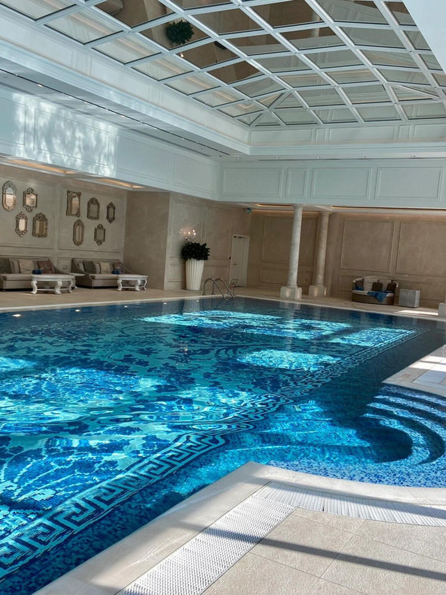 澳門上葡京｜在藝術宮殿裡仰泳！鏡面天花泳池夢幻到窒息🏊‍♀️✨