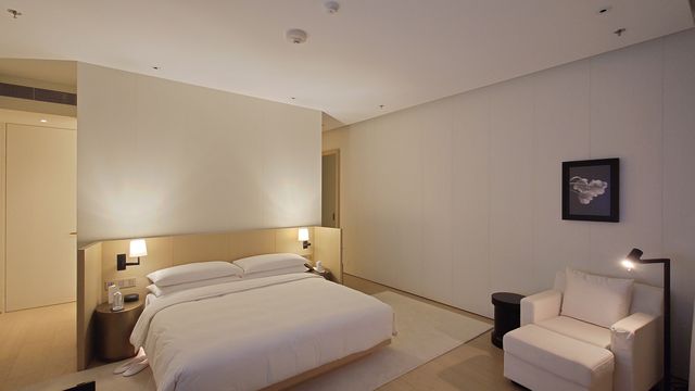 新加坡艾迪遜酒店走極簡風格，空中泳池算係唔錯嘅亮點