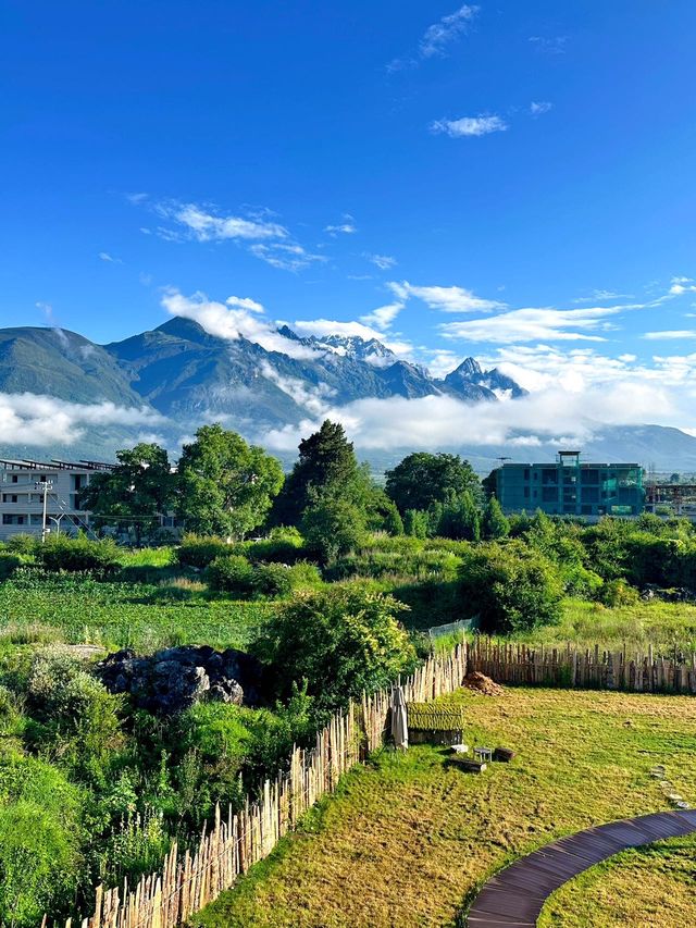唯美嘅日照金山，喺度推開窗就可以睇到🪟