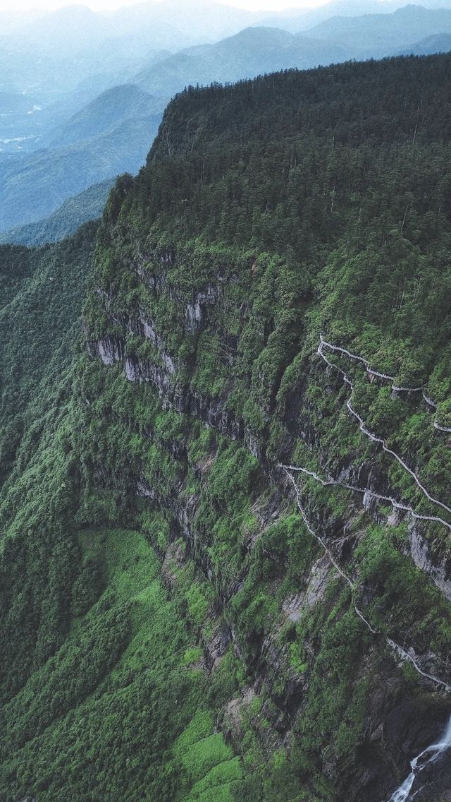 雲端漫步瓦屋山：站在「桌山」之巔悟人生