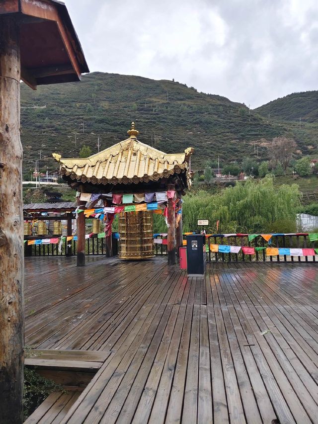 川主寺鎮｜川西旅遊必經的藏式風情地標｜Trip.com 松潘