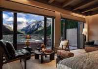稻城亞丁必住！躺在房間就能看日照金山的神仙酒店