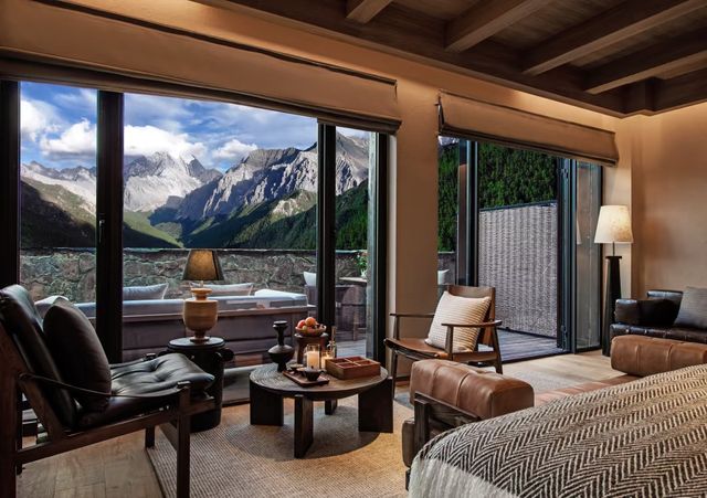 稻城亞丁必住！躺在房間就能看日照金山的神仙酒店