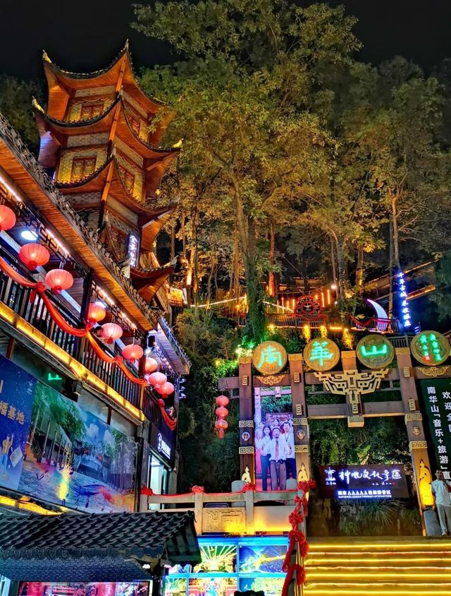 張家界 + 天門山 + 鳳凰古城 5 天 4 晚私人定製小包團（4-7 人）全程純玩無自費無購物 詳細行程與報價（不含餐）