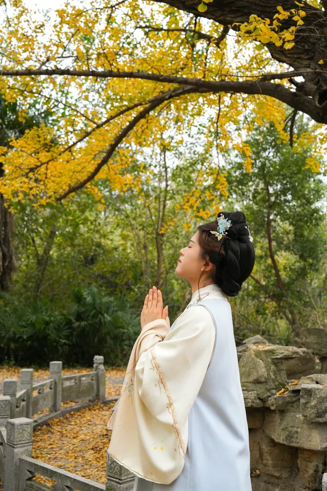 “我言秋日勝春朝”