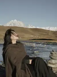 在雪山的凝視下,感受生命的奔放與靈性