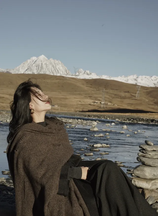 在雪山的凝視下,感受生命的奔放與靈性 在雪山的凝視下,感受生命的奔放與靈性