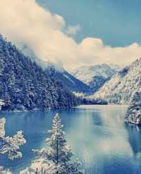 冬幻九寨365天倒映嘅仙境全部喺晒度喇 想逃離城市?一秒鐘墜入藍色仙境!九寨溝嘅冬天真係被嚴