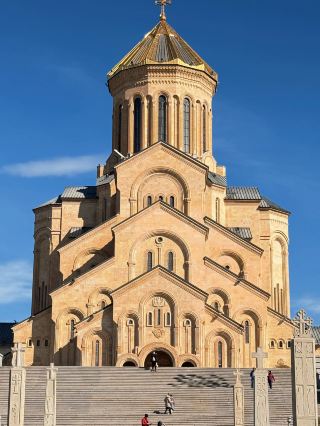 Путешествуйте за границу с ограниченным бюджетом! Откройте для себя 3 безвизовых, малоизвестных направления всего за 5 тысяч! ✈️

Невероятно свободное и расслабленное путешествие в удивительные, безвизовые, малоизвестные страны! ‼ 🗺️Маршрут путешествия
Азербайджан🇦🇿~Грузия🇬🇪~Армения🇦🇲

🍃Тбилиси
Город граффити🎨 Свободное искусство можно увидеть повсюду. Тбилисская канатная дорога ночью🚠 открывает вид на ночную жизнь города. Мать-Грузия, площадь Свободы, Собор Святой Троицы⛪️

🍃Вывески
Одна из колыбелей мирового виноделия🍷, где виноградная лоза растет в каждом доме.
Один из самых романтичных городов, известный как «Город любви».

🍃Казбекистан
Расположен на границе Грузии и Северной Осетии, на высоте более 5000 метров.
Одна из самых высоких вершин Большого Кавказа в Грузии.
Также это место, где, согласно греческой мифологии, Прометей был заточен Зевсом за кражу огня.

Походные впечатления сравнимы с западным Сычуанем ⛰️

🍃Шеки: Важная остановка на древнем Шелковом пути, напоминание о более чем 300-летней истории. Бескрайние Кавказские горы ⛰️ По пути

⚠️Важные примечания: Азербайджан и Армения имеют давнюю историю конфликта; прямое пересечение границы невозможно, требуется транзит через Грузию ‼️ Азербайджан разрешает только въезд по воздуху, а выезд по суше запрещен.