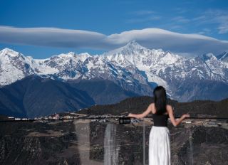 วิวภูเขาหิมะเหมยหลี่ที่สวยงามตระการตา อาบแสงแดดสีทองอร่าม! ห้ามพลาด! ตั้งอยู่ท่ามกลางอ้อมกอดของยอดเขาที่ปกคลุมด้วยหิมะ!