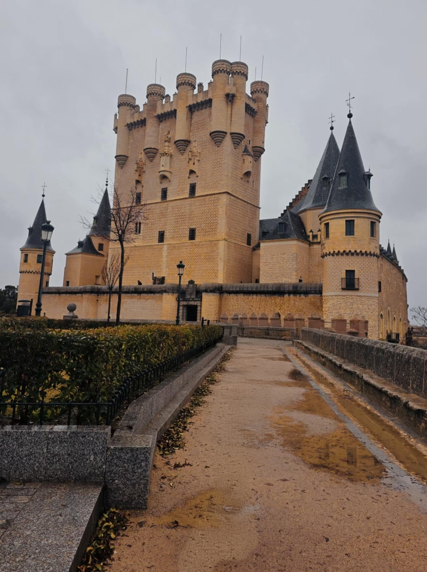 A Castle Wrapped in Seasonal Stillness | Trip.com セゴビア