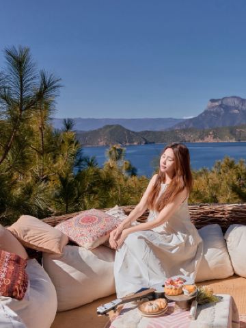 Staying at Lugu Lake is like winning the lottery! Qieman has welded romance to the mountainside.