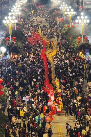 Shibing Dragon Lantern Performance Welcomes the Spring Festival