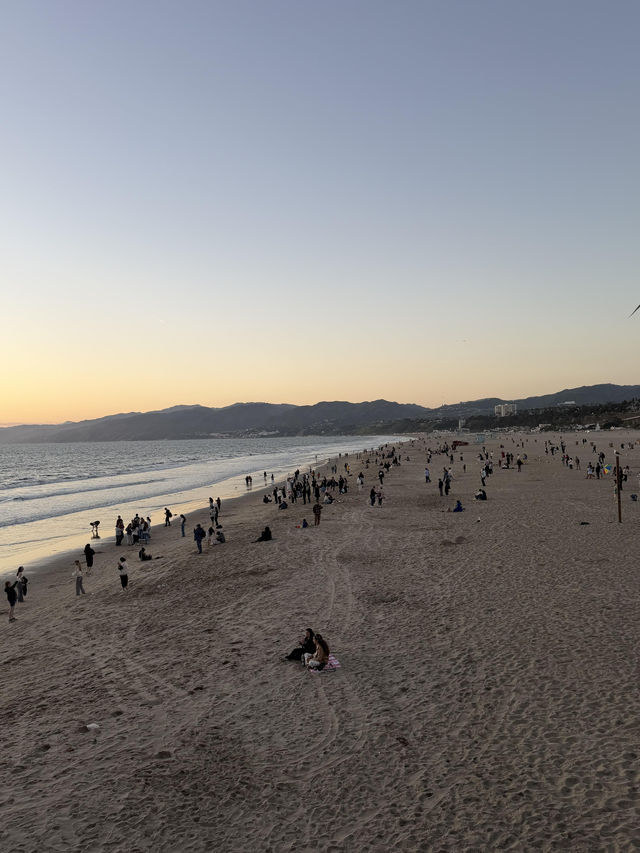 Santa Monica ๐๏ธ Who can resist a California sunset? ๐๏ธ