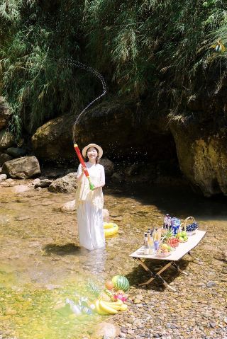 Hiding in the mountain stream to catch fish and wade in the water—this is what summer should feel like