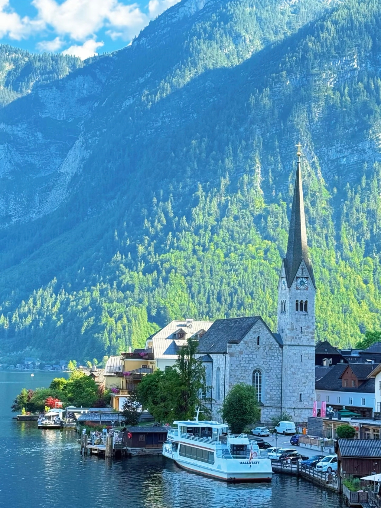 Hãy đến Hallstatt, Áo và tận hưởng kỳ nghỉ trong một khách sạn cổ tích bên hồ đẹp như tranh vẽ.