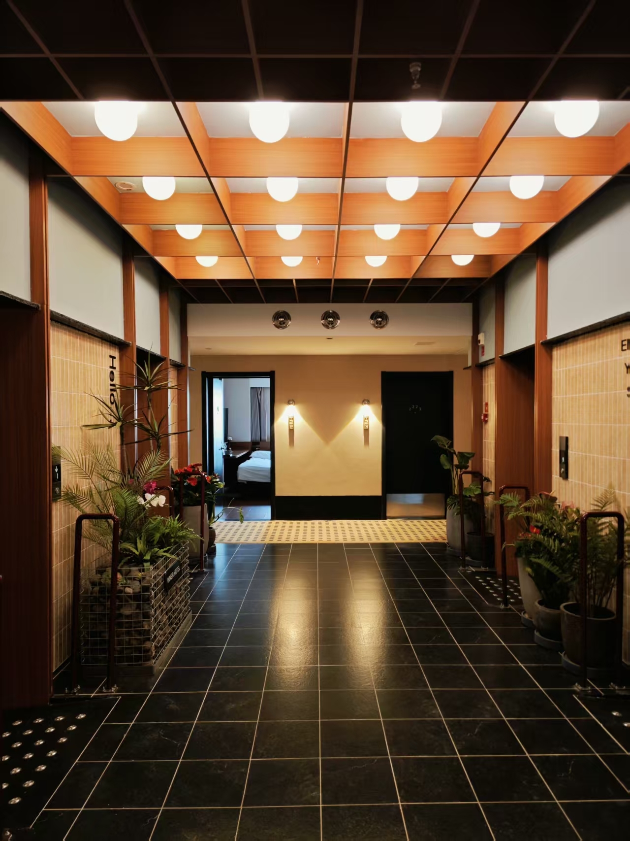 Bulan September di Jinan bebas dari panasnya musim panas; angin sepoi-sepoi membuatnya sempurna untuk jalan-jalan di musim gugur. Kali ini, untuk perjalanan di luar musim puncak, saya menginap di Jijian Designer Hotel, tidak jauh dari kebun binatang.