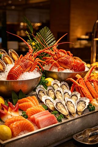 環球海鮮主題自助晚餐 

Global‑Seafood‑Themed Buffet Dinner

深海饋贈,一席盡攬 

Gifts from the deep sea, all savoured in one feast

多款環球海鮮主題美食,暢吃不限量 

A wide selection of global‑seafood specialties for unlimited helpings.

開放式廚房現場烹製,煙火升騰,鮮香四溢

Live cooking at the open‑kitchen, where sizzling heat brings out rich, tantalizing aromas.




【位上珍饈・現場派送】

【Plated Delicacies · Live Table Service】

🦞 蒜蓉粉絲蒸小龍蝦 

🦞 Steamed Baby Lobster with Garlic & Vermicelli

🥣 鮑魚海參雜糧羹 

🥣 Abalone & Sea Cucumber Multi‑Grain Soup

🍣 海鮮刺身船(每桌一份)

🍣 Seafood Sashimi Platter (one platter per table)




【海鮮檔口・新鮮直達】

【Seafood Station · Fresh Daily Arrival】

 🦪 長腳蟹腿、鮑魚(週五、週六限定),羅氏蝦、皮皮蝦等鋪滿原木冰船 

🦪 King crab legs, abalone (Fri & Sat only), giant river prawns, mantis shrimp and more laid out on rustic ice boats

🍶 現開黃寶石生蠔(週五、週六限定),個頭肥美超滿足 

🍶 Fresh‑opened Yellow Gem Oysters (Fri & Sat only), plump and flavoursome

🦀 青口貝、海螺、白貝、羅氏蝦現撈現煮,口感緊實鮮甜

🦀 Mussels, conch, white clams and giant river prawns cooked‑to‑order for firm, sweet‑briny tastes




【中西熱菜・現場出品】

 【Chinese & Western Hot Dishes · Freshly Prepared】

🐚 蒜蓉小龍蝦,蒜香濃郁;白酒燴海鮮,酒香襯鮮 

🐚 Garlic‑flavoured crayfish; seafood braised in white wine, enhanced by subtle wine notes

🦆 京味片皮烤鴨現切現捲,薄餅裹蔥絲甜麵醬

🦆 Peking‑style roasted duck, carved fresh to roll with pancakes, spring onions and sweet bean sauce




【明檔現烤・火候講究】 

【Live Grill · Master‑Controlled Heat】

🥩 牛羊排明火慢烤,外皮焦香內裡多汁 

🥩 Slow‑grilled beef & lamb chops, crispy outside, juicy inside

👨🍳 香煎鵝肝佐秘製果醬,脂香馥郁(週五、週六限定)

👨🍳 Pan‑seared Foie Gras with house‑special jam, rich buttery flavour (Fri & Sat only)




【日料檔口・現點現切】 

【Japanese Station · Made‑to‑Order Sashimi】

🐙 厚切三文魚、八爪魚、金槍魚刺身不限量

🐙 Unlimited thick‑cut salmon, octopus and tuna sashimi

🦐 鰻魚、希零魚、三文魚等壽司整齊排開

🦐 Neatly arranged sushi including eel, herring roe fish and salmon




【甜品收尾・酒水吧台】 

【Dessert Finale · Beverage Bar】

🍰 哈根達斯冰淇淋、慕斯小蛋糕、巴斯克等種類繁多 

🍰 Assortment of Häagen‑Dazs ice‑cream, mousse cakes and Basque cheesecake

☕ 紅白葡萄酒、啤酒,雞尾酒隨意 DIY 搭配

☕ Red & white wine, beer, plus DIY cocktail options




【賞味資訊】 

【Dining Information】

📍 佛山萬豪酒店・5 樓臻廚全日餐廳 

📍 The Foshan Kitchen , 5/F, Foshan Marriott Hotel

⏰ 週三至週日 18:00–21:00 

⏰ Wednesday‑Sunday, 18:00‑21:00




🥂 以全球風味為引,靜候一場舌尖上的相逢

🥂 Inspired by flavours from around the world, we await your culinary journey.