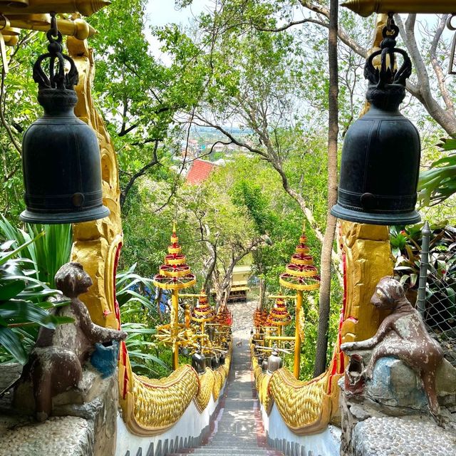 ลอดถ้ำใบโพธิ์ ณ วัดชะอำคีรี