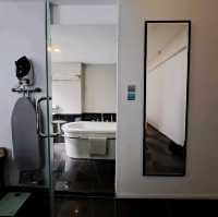 Bathtub with a highly accessible train station