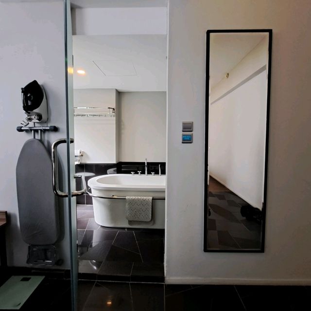 Bathtub with a highly accessible train station