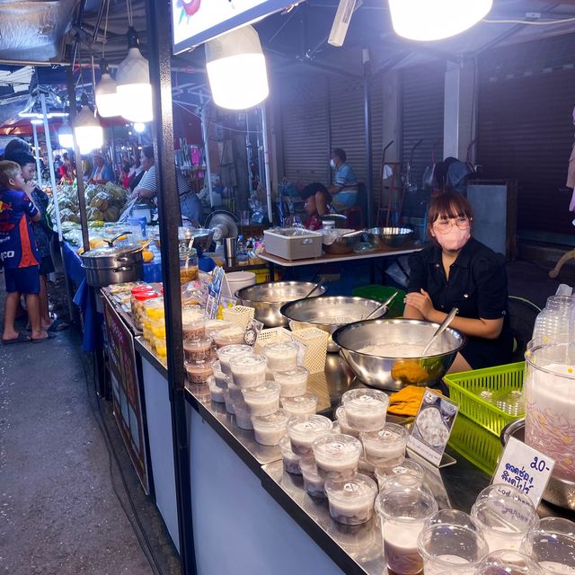 ตลาดศาลเจ้าของกินขนมนมเนยเยอะสุดๆ