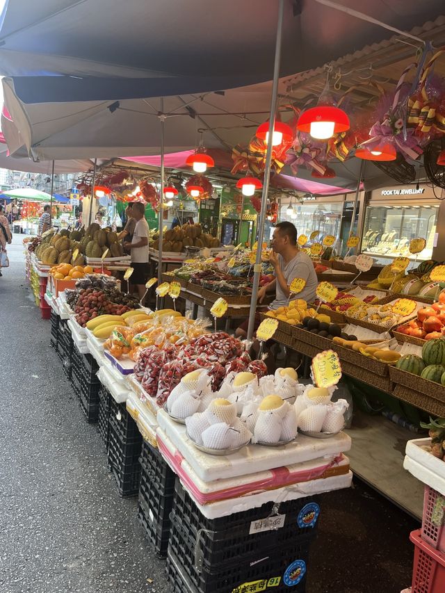 香港特色街道之一。旺角花園街