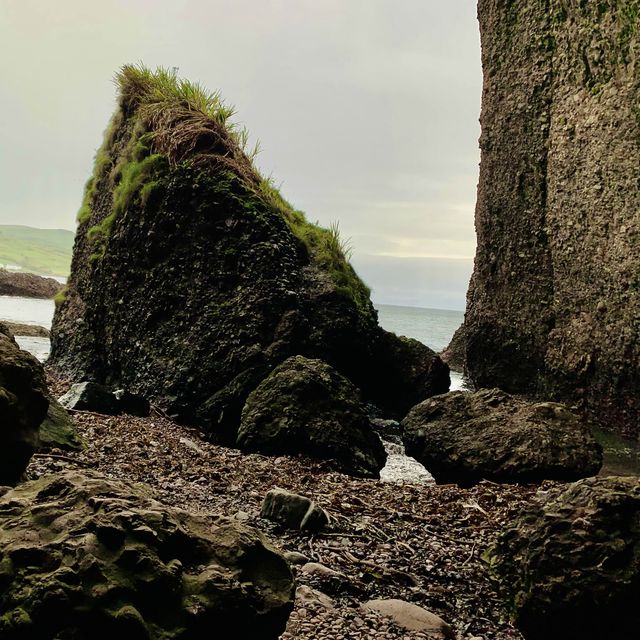 💚🧡 Cave & Beach - Quaint Cushendun Caves 🏝️