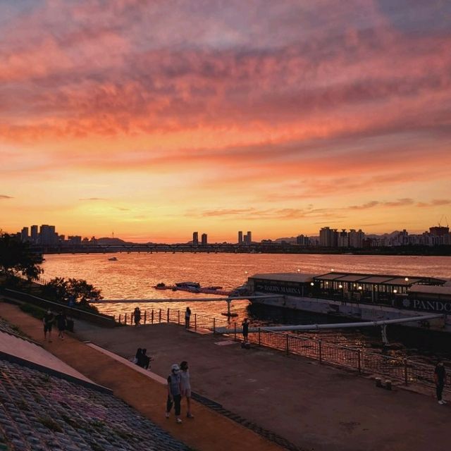 Miraculous sunset at Jamsil Hangang Park